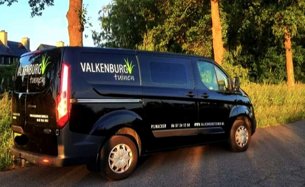 Bedrijfsbus van hoveniersbedrijf Valkenburg Tuinen