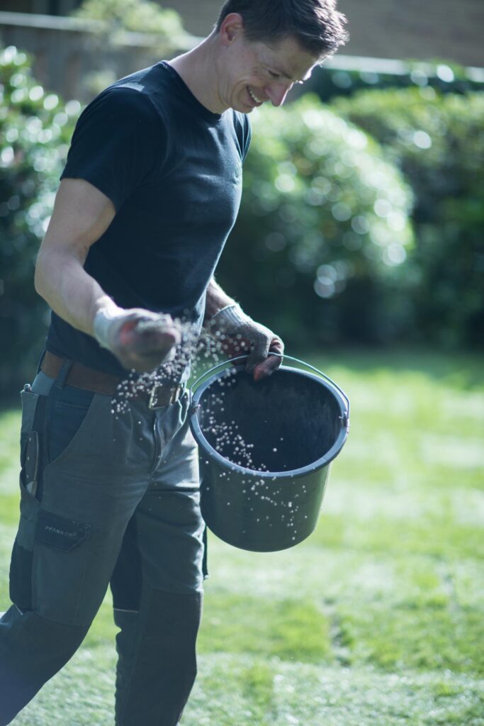 Natuurlijke bemesting strooien