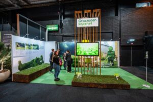 Bezoekers bekijken de beursstand van Graszodenkopen.be met informatie voor zakelijke bestellers