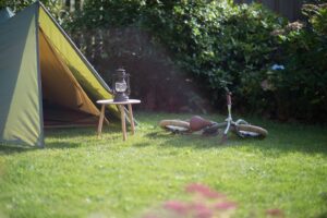 Kindertent en fiets op een vers gelegd gazon van basic grasmat