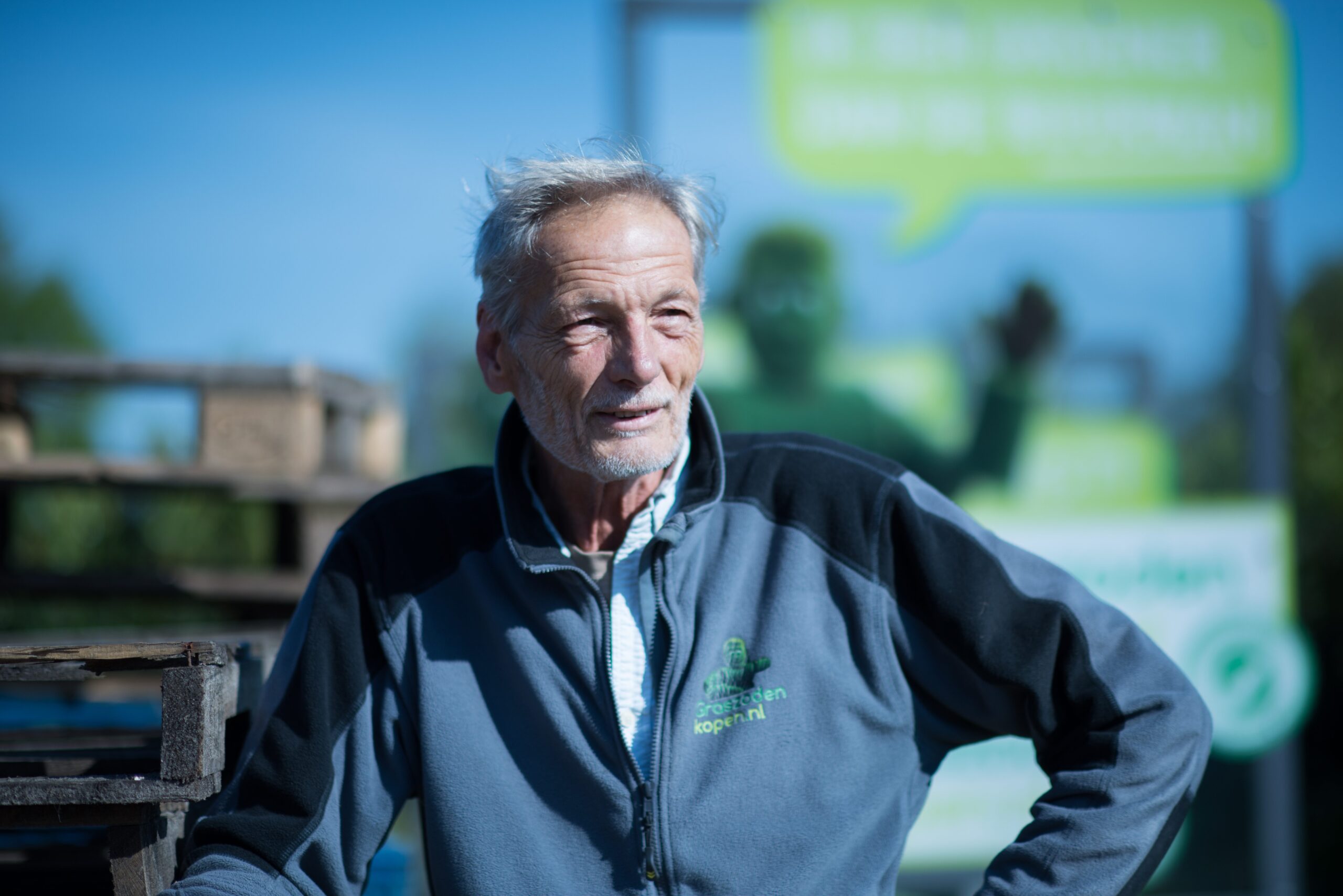 Mickey van Graszodenkopen.be op het erf in Gasselte tussen de pallets met graszoden