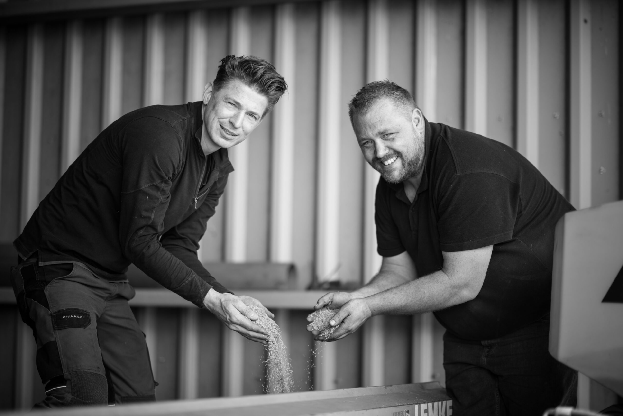 Robbert krol en marcel lageman van Graszodenkopen.be controleren de kwaliteit van graszaad in de loods