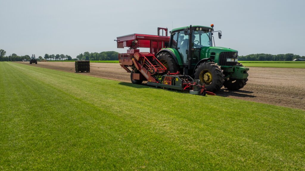 Tractor snijdt duurzame graszoden op het veld met een efficiënt oogstsysteem