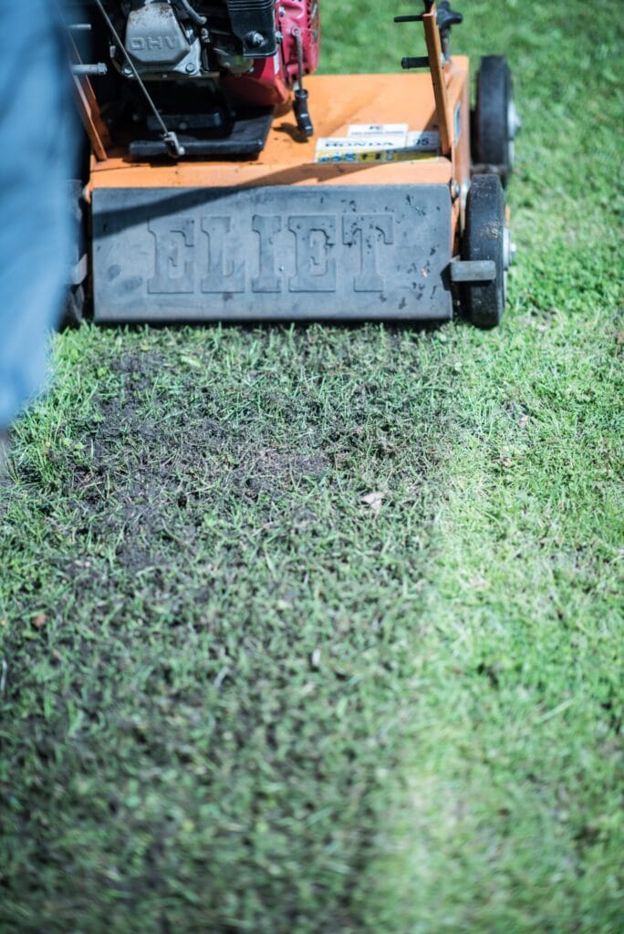 Verticuteermachine die vilt en mos uit het gazon verwijdert