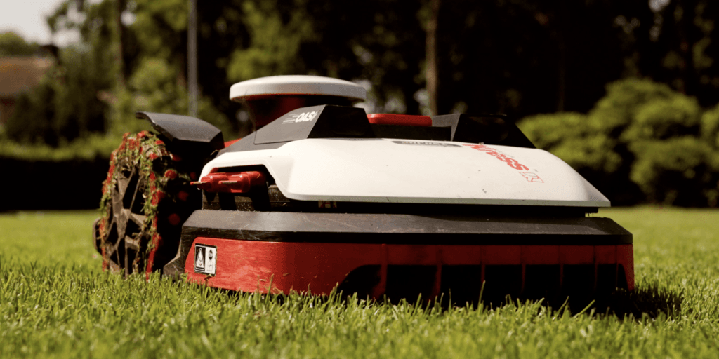 Robotmaaier op een mooi gazon