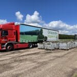 Pallets met graszoden klaar voor distributie op grasveld