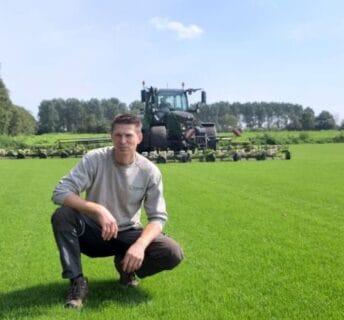 Grote graszodenvelden op een professionele graszodenkwekerij