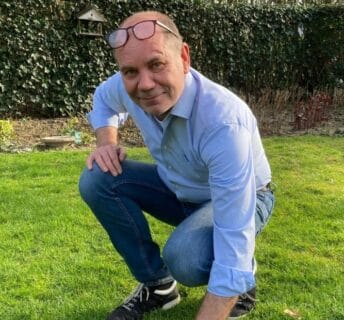 Klant controleert de kwaliteit van een nieuw gazon