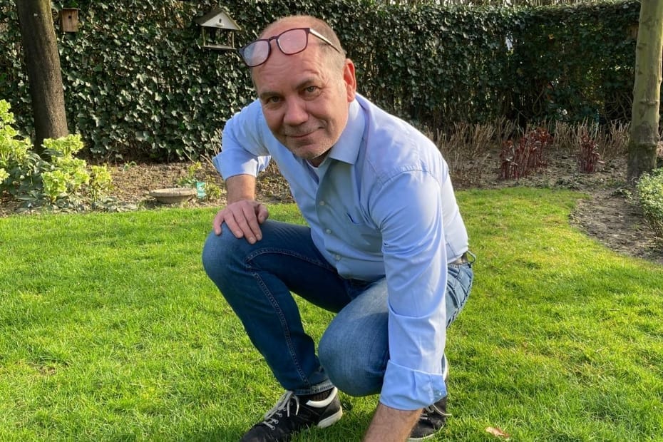 Klant controleert de kwaliteit van een nieuw gazon