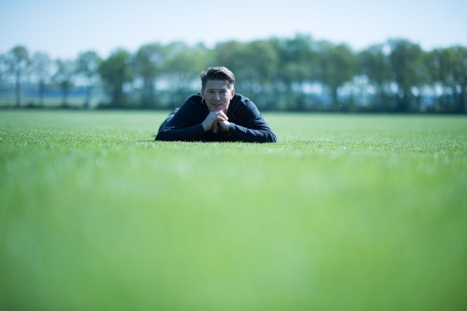 Medewerker controleert kwaliteit van een graszodenveld