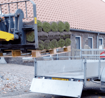 Klant haalt graszoden op met aanhanger bij Graszodenkopen.be