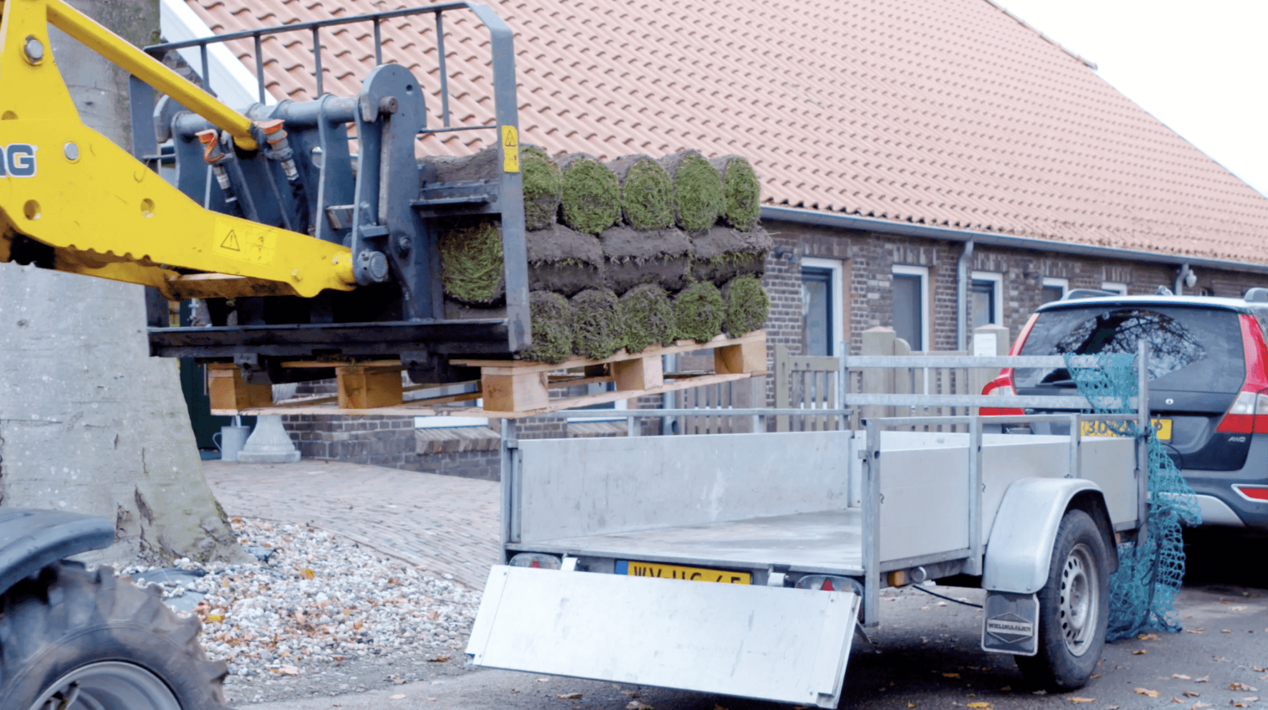 Klant haalt graszoden op met aanhanger bij Graszodenkopen.be